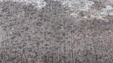 Gri beton yolda yağmur başladı, beton duvar dokusunda. Çimento yüzeyi