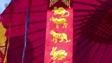 Astroloji kağıtları, Chiangmai Tayland 'da turistlerin ruha adak sunması için ibadetin evinin önüne asıldı. 12 hayvan resmi (doğum yılını takip et)..