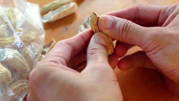 Mano sosteniendo cacahuetes cocidos tailandesa comida sana cacahuete maíz hervir . — Vídeos de Stock