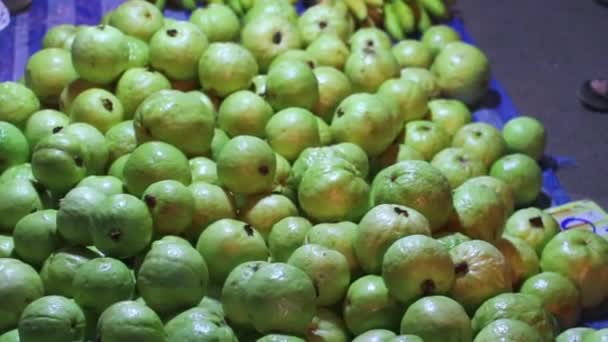 Venta de tienda: pila de guayaba fresca en el mercado en el mercado de frutas nocturnas Lamphun Tailandia . — Vídeo de stock