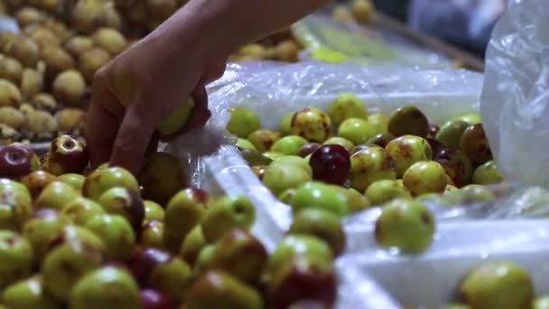 Nocny rynek owoców Lamphun Tajlandia. kupiec sprzedaje chińskie jujubes — Wideo stockowe