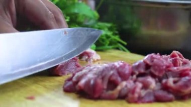 Şef tahtadan taze et kesiyor. Tayland yemeği pişirmeye hazırlanın..