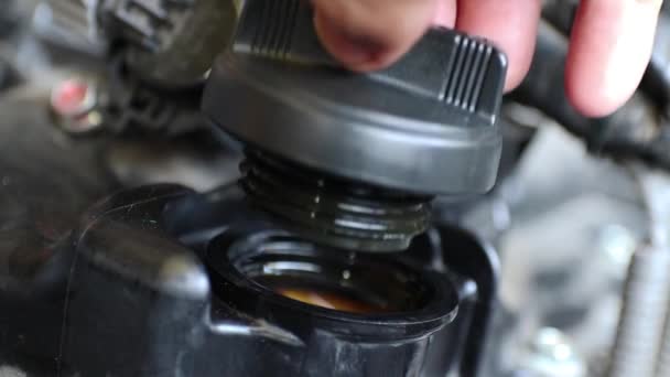 Инженер-механик открывает крышки машинного масла для подготовки к замене масла и технического обслуживания двигателя — стоковое видео