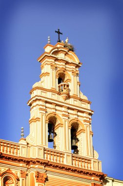 Leylek ile kule yuva üzerinde gökyüzünün arka planda İspanya'da Kilise