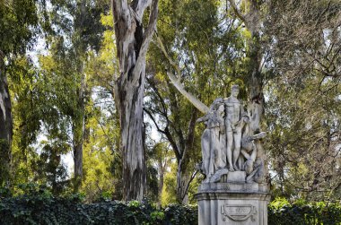 Marie-Louise Park Sevilla İspanya birçok heykel sokaklarında ağaçlar ve çiçekli çalılar arasında portakal meyve ile portakal ve mandalina ağaçları bir sürü