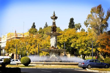  Sevilla 02\22\2012 renkli sokaklar güneşli havalarda turistlerin ringde büyük çeşme ile