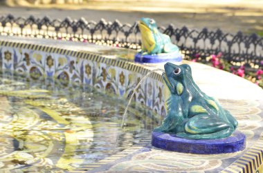 Marie-Louise Park Sevilla İspanya beyaz sütunlar ve bir çeşme ile bir gölün ortasında çardak ile çok güzel bir park