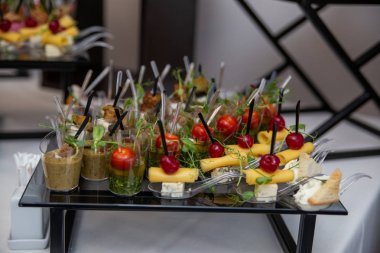Catering restoranlar, ziyafetler, aperatifler, güzel süslemeleri ile güzel yemekler ihracat için lezzetli gıda.