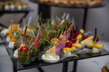 Catering restoranlar, ziyafetler, aperatifler, güzel süslemeleri ile güzel yemekler ihracat için lezzetli gıda.