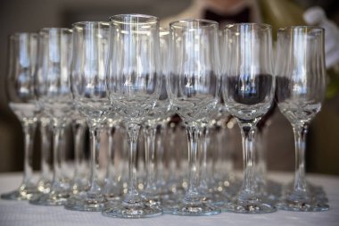 garson masada duran bardaklar içinde şarap döker