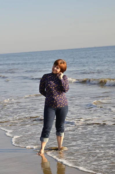 Happy Retirement Age Adult Redhead Woman Jeans Sweetshot Enjoying Sun — Stock Photo, Image