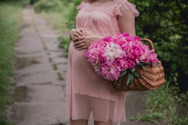 Menina Grávida Vestido Rosa Com Uma Cesta Pônei Segurar Mão — Fotografia de Stock