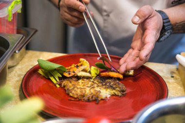 Profesyonel bir mutfakta tabaklara servis yapmak.