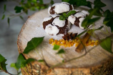  Pudra şekerli tarçın çubuğunda çikolata parçacıklı kurabiyeler huş ağacında şekerli meyveler.