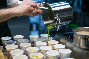 Şef bezelye çorbasını kalıplara döküyor.