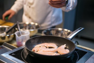 Tavuk eti tavada kızarır.