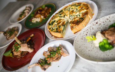 Et yemekleri iyi servis edilir ve masada servis edilir.