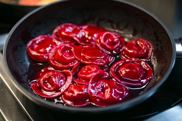 Ravioli Roter Sauce Auf Einer Pfanne — Stockfoto