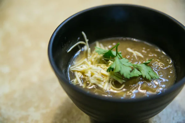 Sopa Cebolla Francesa Con Pan Rallado Queso Servido Plato Barro —  Fotos de Stock