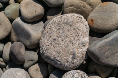 Büyük ve küçük taşlar. Yakın ve farklı dokular.