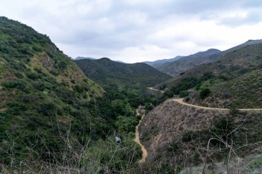 Kaliforniya dağlarında yürüyüş parkurları
