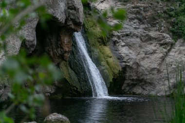 Kayaların ortasında küçük bir şelale.