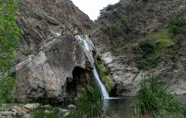 Een Kleine Waterval Midden Tussen Rotsen — Stockfoto