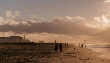 Hollanda 'daki Lahey' de kuzey denizinde altın gün batımı