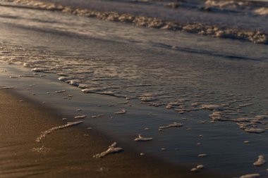 Hollanda 'nın kuzey denizinde gün batımında deniz dalgaları