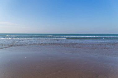 Kuzey Denizi 'nin dalgaları ve Hollanda' daki Lahey 'de açık gökyüzü