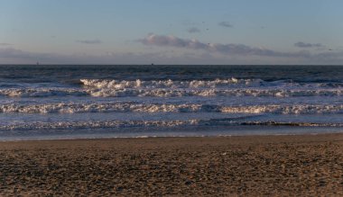 Hollanda 'nın kuzey denizinde gün batımında deniz dalgaları