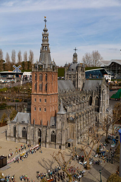 готическая католическая церковь в низинах