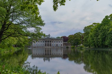 Ada 'daki saray, hamam sarayı, Polonya' nın başkenti Varşova 'daki en büyük park olan Royal Hamams Park' taki gölün karşısındaki suya yansıyor.