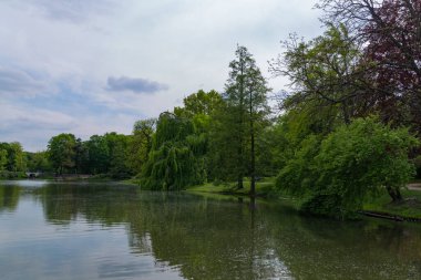 Kraliyet Hamamları Parkı 'ndaki göl Polonya' nın Varşova kentindeki en büyük parktır.