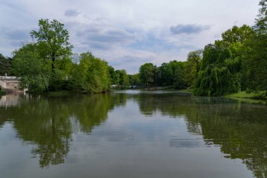 Kraliyet Hamamları Parkı 'ndaki göl Polonya' nın Varşova kentindeki en büyük parktır.