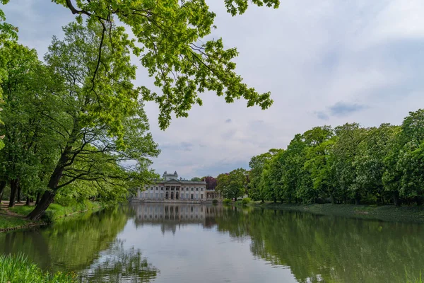 Palais Sur Île Bains Palais Reflète Dans Eau Travers Lac — Photo