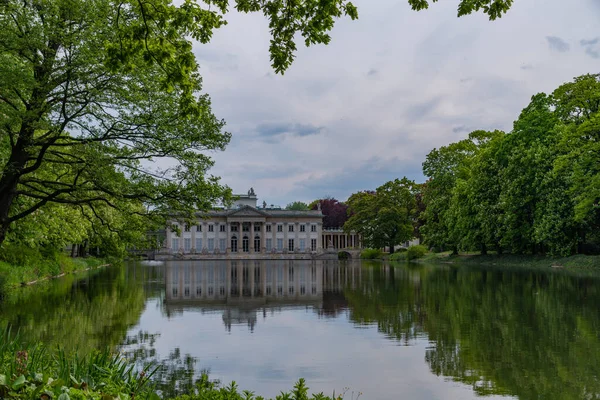 Palais Sur Île Bains Palais Reflète Dans Eau Travers Lac — Photo