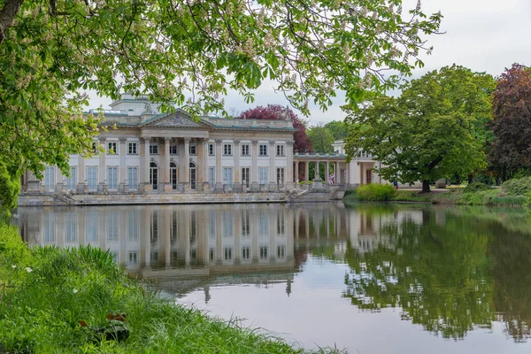 Palais Sur Île Bains Palais Reflète Dans Eau Travers Lac — Photo