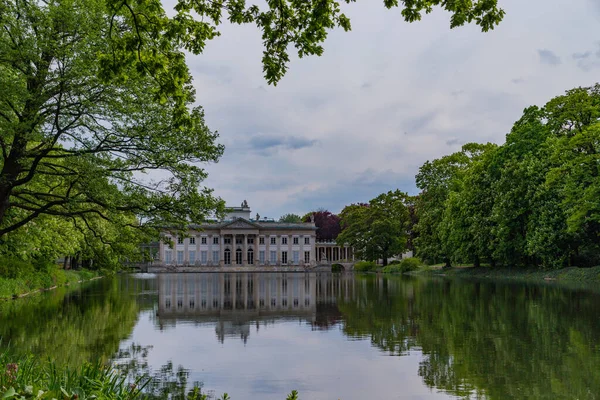 Palais Sur Île Bains Palais Reflète Dans Eau Travers Lac — Photo