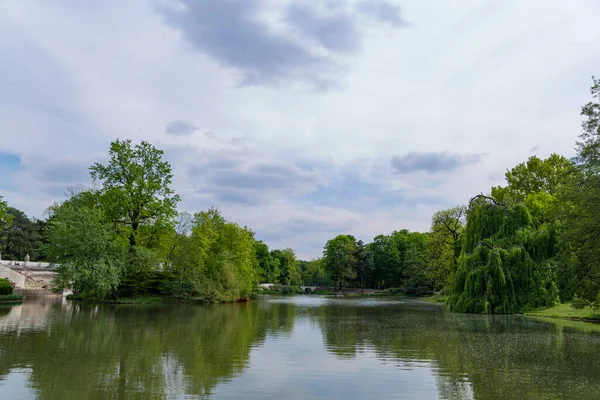 Jezioro Parku Łaźni Królewskich Największy Park Warszawie Polska — Zdjęcie stockowe