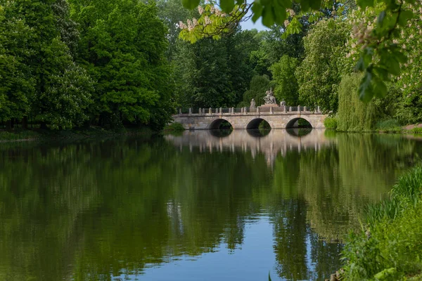 Pont Reflète Dans Eau Travers Lac Dans Royal Baths Park — Photo