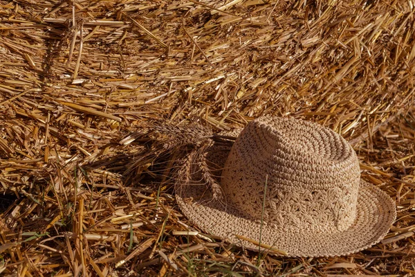 Sombrero Paja Con Espigas Trigo Sobre Fondo Paja Trigo — Foto de Stock