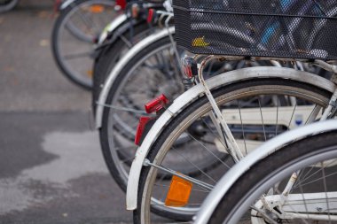 Bisiklet parkı bisikletleri peş peşe