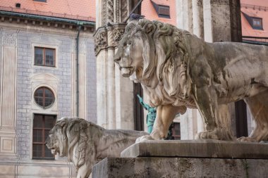 Münih 'te bir heykel üzerinde taştan yapılmış bir aslan heykeli.
