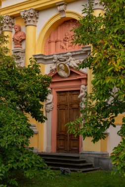 Wilanow Kraliyet Sarayı 'nın girişinin çok güzel bir manzarası var. Wilanow, Varşova bölgesinde bulunan ağaçların arasında.