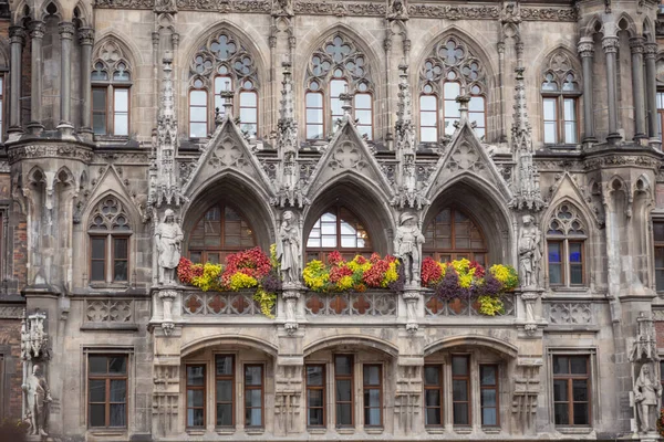 Bulutlu havada Münih 'teki Gotik belediye binası