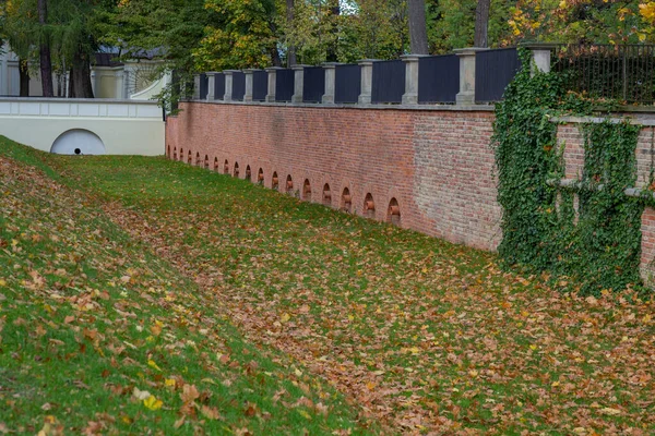 Muro Ladrillo Foso Verde Hojas Esparcidas Otoño Parque Wilanow Polonia — Foto de Stock