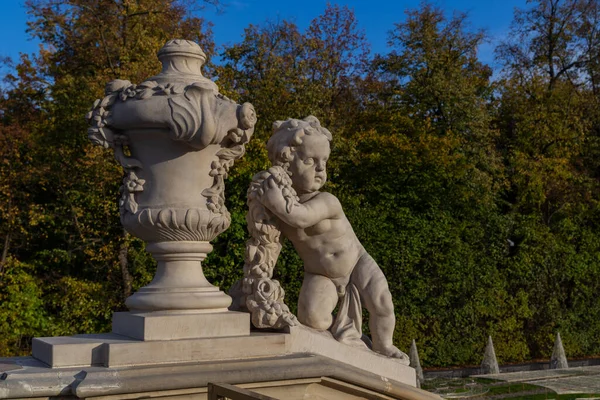 Elinde vazo olan bir çocuğun heykeli.