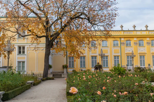 Varşova 'nın Wilanw bölgesindeki Royal Wilanow Sarayı' nın güzel manzarası.