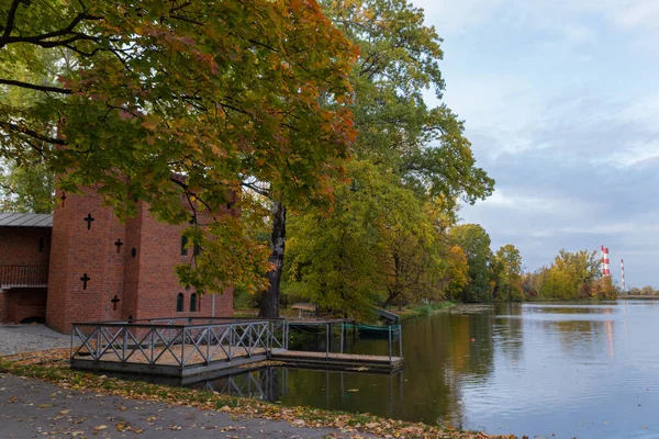 Lago Parque Con Hojas Amarillas Callejón Largo Orilla Otoño —  Fotos de Stock